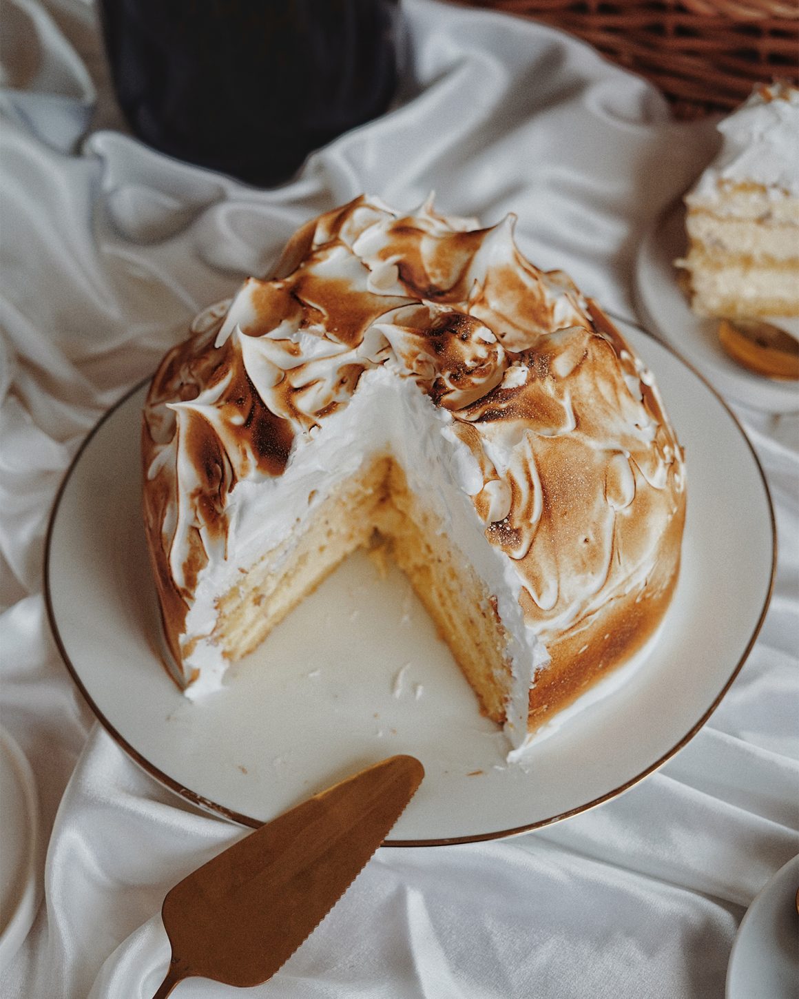 https://maicookbook.com/wp-content/uploads/2024/03/maicookbook_cipriani_vanilla_meringue_cake_3-1160x1450.jpg?utm_source=chatgpt.com